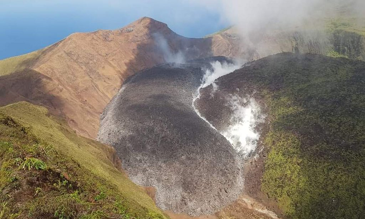 El volcán Soufriere en San Vicente y las Granadinas entró en erupción (@NEMOSVG)
