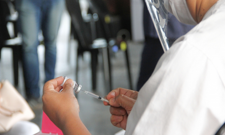 La provincia comenzará a vacunar a los trabajadores y trabajadoras de la salud. - Prensa GSF