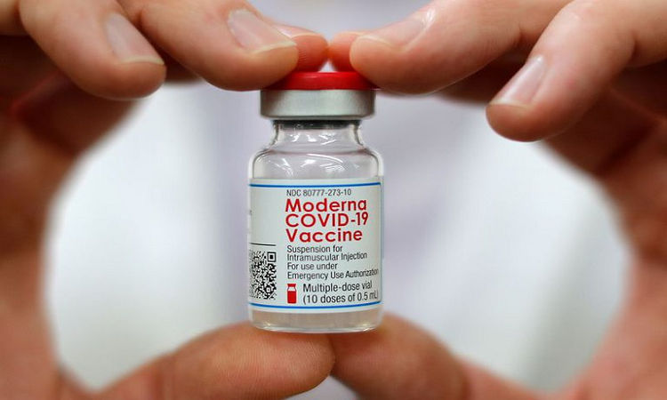 Un farmacéutico sostiene un frasco de la vacuna contra el coronavirus de Moderna en West Haven, Connecticut, Estados Unidos, el 17 de febrero de 2021. REUTERS/Mike Segar