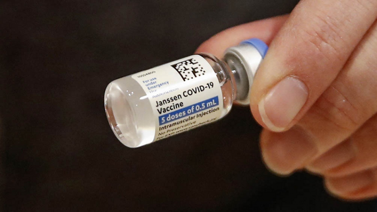 Pruebas revelaron que se habían desperdiciado 15 millones de dosis de ese inmunizante en la planta de Baltimore. - télam