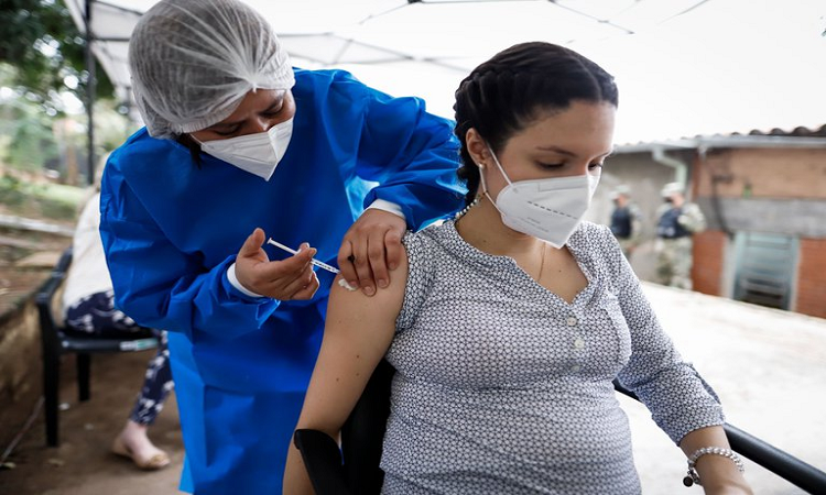 Países como México y Paraguay ya han vacunado contra el COVID-19 a mujeres embarazadas (Foto: EFE/Nathalia Aguilar)
