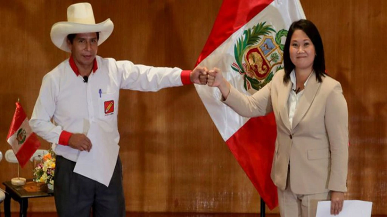 Los candidatos presidenciales peruanos Pedro Castillo y Keiko Fujimori, que se enfrentaron en una segunda vuelta, tras firmar un 