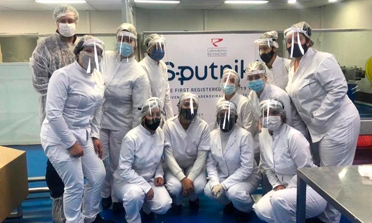 El equipo de científicos argentinos que produjo las flamantes primeras dosis de la vacuna Sputnik V creadas en el Laboratorio Richmond (Twitter: @richmond_lab)