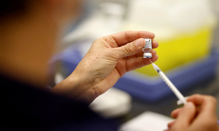 Más de la mitad de los adultos que deciden no vacunarse lo hacen por temor a ellas (Reuters)