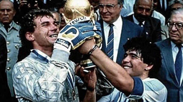 Pumpido y Maradona con la Copa del Mundo de México en 1986 - télam