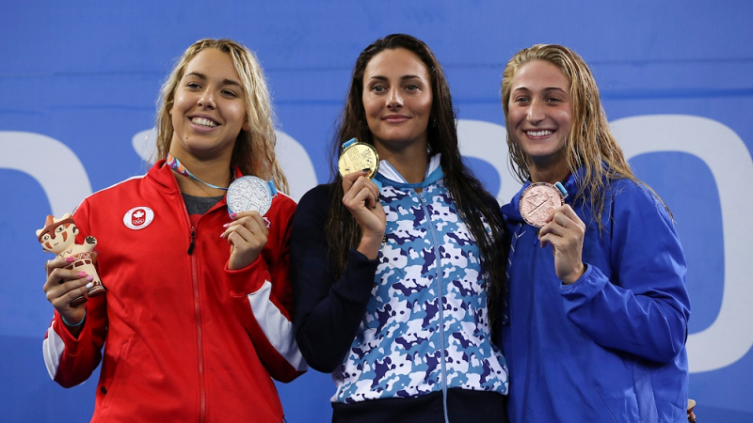 Virginia Bardach, al recibir el oro en los Panamericanos de 2019 en los 200 metros mariposa. - télam