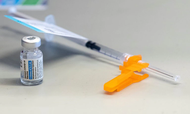 Aunque las infecciones posvacunación pueden ocurrir, las personas no vacunadas tienen 29 veces más probabilidades de ser hospitalizadas por COVID-19 que las vacunadas (REUTERS/Gaelen Morse/File Photo)