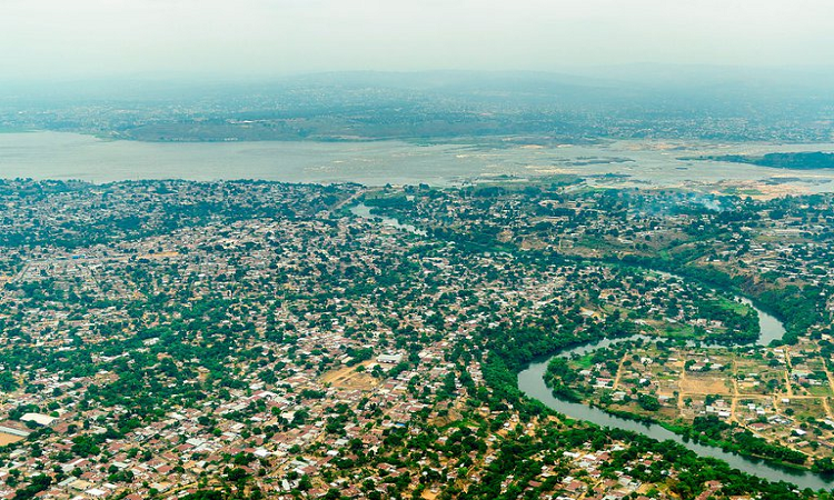 Vista aérea de Brazzaville con el río Congo y Kinshasa, capital de la República Democrática del Congo al fondo. (Foto: Education Images / Universal Images Group)