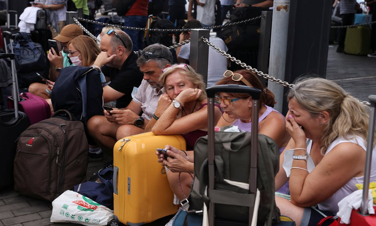 Un grupo de turistas esperan para abandonar la isla por ferry, debido al cierre del Aeropuerto de La Palma cerrara por las cenizas del volcán (REUTERS/ Nacho Doce)