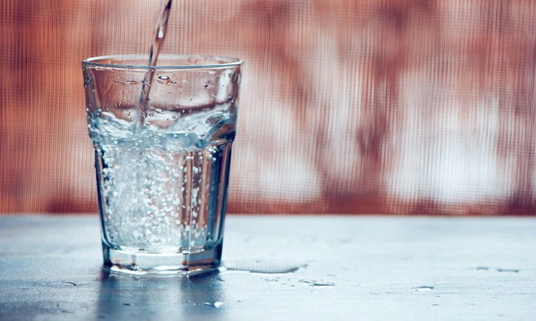 Hay que tomar abundante líquido y si es frío mejor. Esto incluye agua, jugos sin azúcar e infusiones frescas (Europa Press)