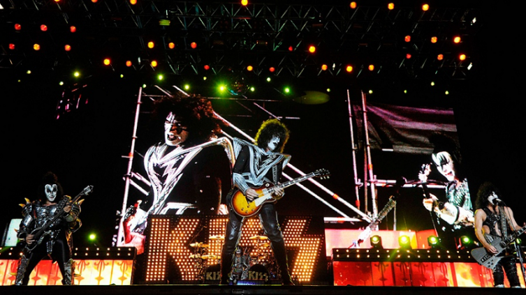 El mismo día en que los fans de Queen lloraban la muerte de Freddie Mercury, sus rivales locales de antaño, los seguidores de Kiss, también vivían una jornada de duelo por la pérdida de Eric Carr. - télam