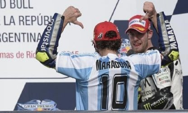 El día que Valentino Rossi festejó con la camiseta de Maradona - TyC Sports