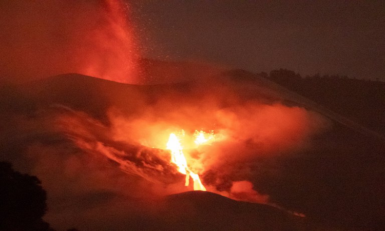 El volcán de Cumbre Vieja, en La Palma, en una foto reciente. EFE/Miguel Calero