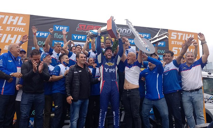 La celebración de Agustín Canapino y todo su equipo en el podio (@Campeonesnet)