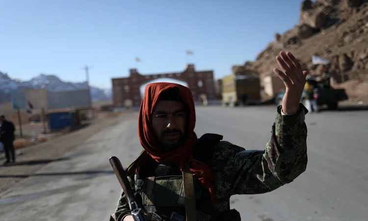 Un combatiente talibán permanece en un puesto de control cerca de Bamiyán, Afganistán, el 24 de diciembre de 2021. REUTERS/Ali Khara