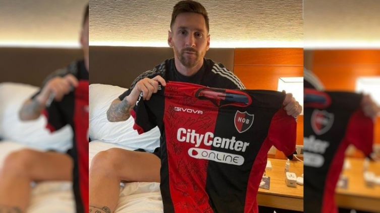 Messi está en Rosario y posó con la nueva camiseta de Newell ´s: hay movida para invitarlo el jueves al Coloso - Rosario3