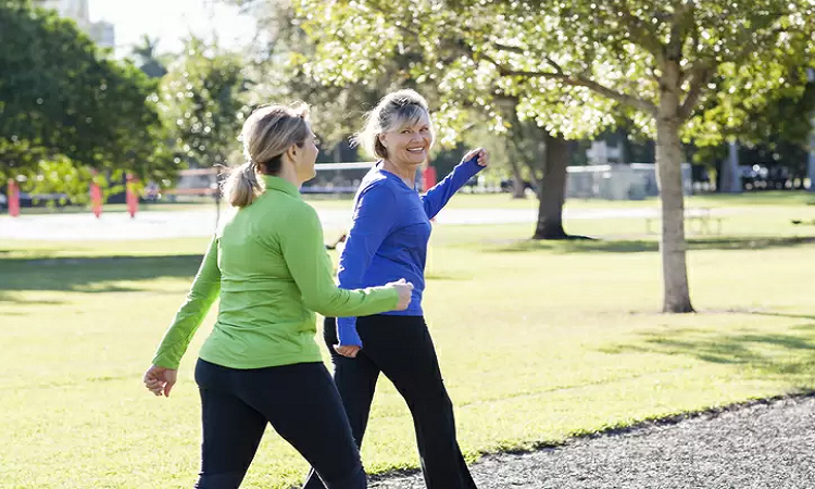 ¿Cuál es el ejercicio recomendado para personas con ácido úrico alto? Caminar en forma habitual puede ayudarte a disminuir los niveles de ácido úrico. Foto: GETTY IMAGES