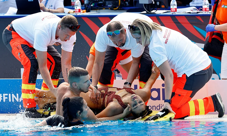 Andrea Fuentes rescató a su nadadora Anita Álvarez, que se desmayó en plena rutina del solo libre en el Mundial de natación en Budapest. El relato de su rescate (REUTERS/Lisa Leutner)
