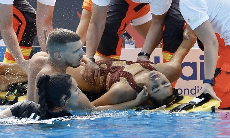 La Federación Internacional de Natación revisará su reglamento tras el desmayo de una nadadora en plena competencia - Doble Amarilla
