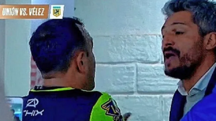 El DT de Unión, Gustavo Munúa, tuvo un interesante cruce en el entretiempo con el árbitro, Darío Herrera. - UNO Santa Fe