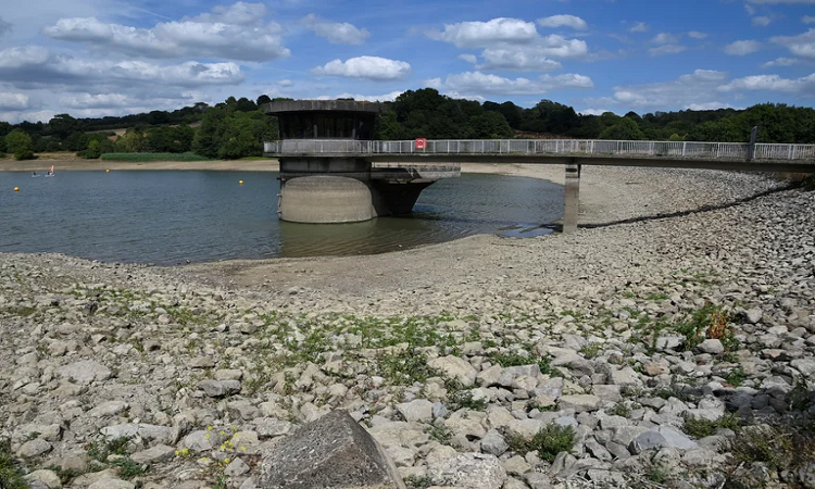 Calor extremo en el Reino Unido: ocho áreas de Inglaterra fueron declaradas en estado de sequía. Las reservas de agua en la represa de Ardingly (REUTERS/Toby Melville)