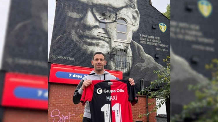 Dos símbolos leprosos en Leeds: el homenaje de Maxi Rodríguez al Loco Bielsa (@mr11ok)
