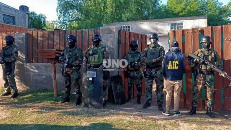 Se ejecutaron allanamientos simultáneos por la venta barrial de drogas en San José del Rincón - UNO Santa Fe