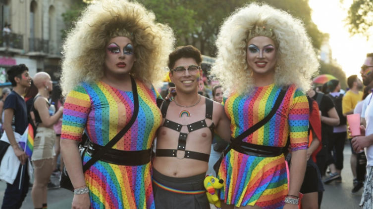 Miles de manifestantes LGTBIQ+ vistieron con los colores del arcoiris las calles de Rosario - Foto Sebastián Granata
