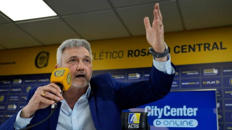 Carloni arremetió contra Belloso: lo culpó de la renuncia de Tevez y denunció que le manda 