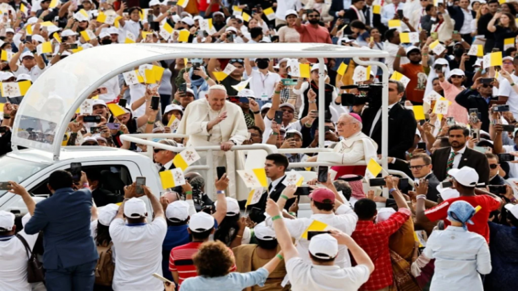 El Papa emocionó con una misa a miles de feligreses de la pequeña comunidad católicas de Bahrein - NA