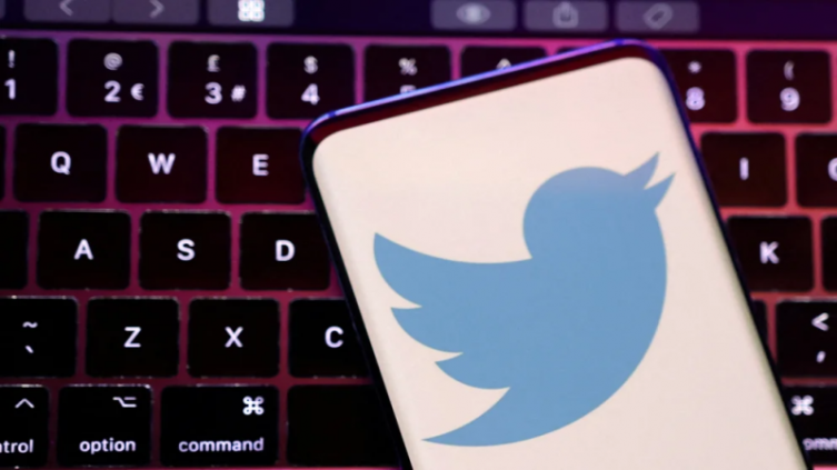 Twitter dejará de identificar el dispositivo desde el cual se publican tweets REUTERS/Dado Ruvic/Illustration/File Photo