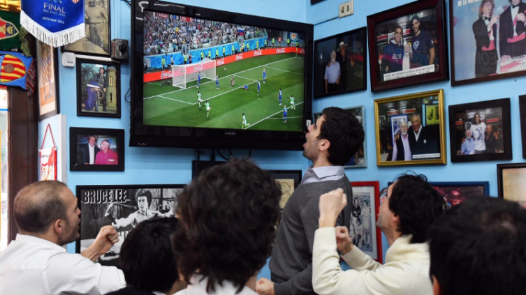 La TV de Qatar 2022: audiencia récord y tres pantallas en la Argentina. Los hinchas siguiendo al seleccionado argentino (Foto archivo Victoria Egurza). 