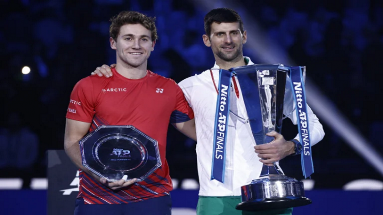 Djokovic venció a Casper Ruud y se quedó con el Masters de tenis: el récord de Federer que igualó y los millones de dólares que embolsó (REUTERS/Guglielmo Mangiapane)