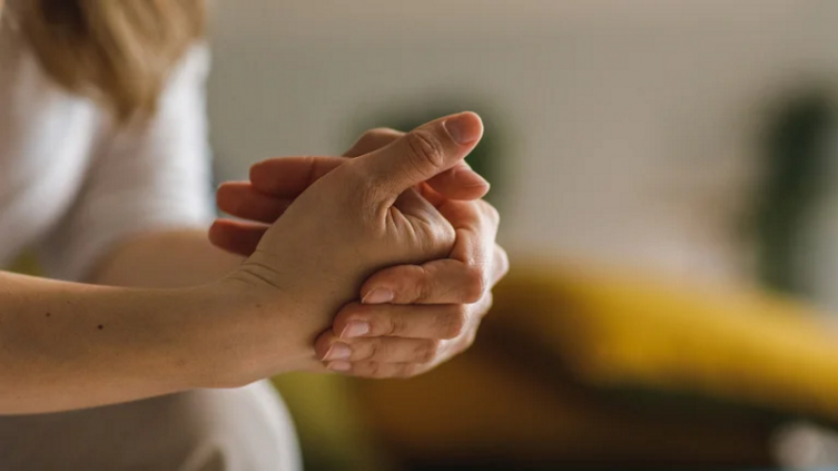 ¿“Sonarse los dedos” realmente provoca artritis? (Getty Images)