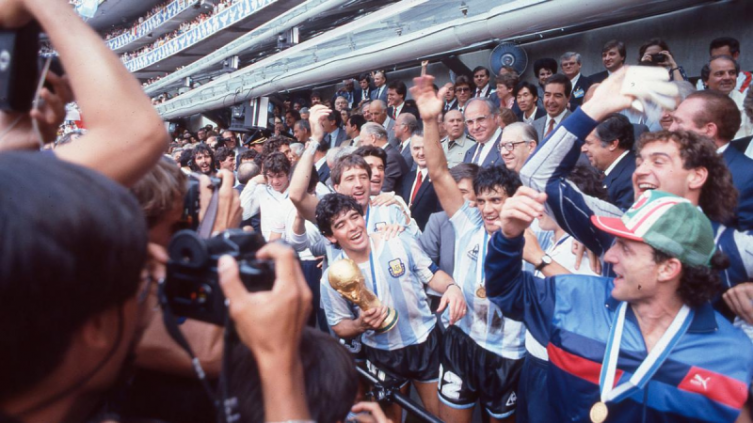 Literatura, canciones y fútbol, la cita para un homenaje a Maradona en la exESMA - télam