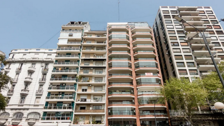 Mercado inmobiliario: cuál es la ciudad argentina más barata, Rosario entre las más caras para comprar o alquilar una casa - (Shuttertock)