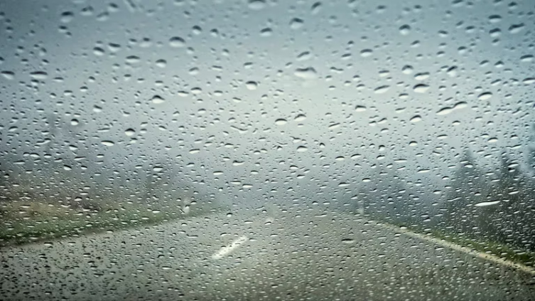 5 claves para manejar seguros si está lloviendo durante un viaje en la ruta - Infobae