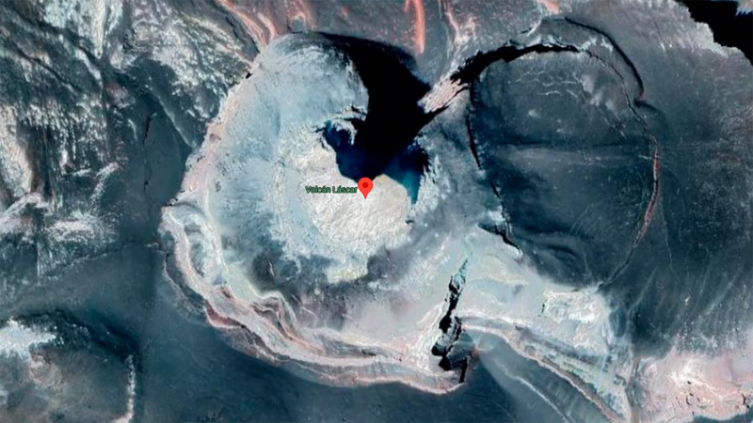 El volcán Láscar, a 1.600 kilómetros al norte de la capital Santiago de Chile, amenaza con volver a erupcionar como en 1993 Foto: Captura Google Maps.