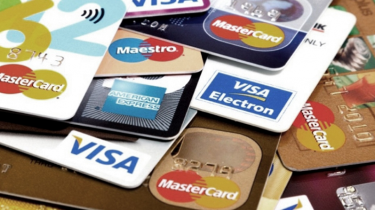 Cómo evitar las estafas al momento de pagar con tarjetas de débito o crédito - TELAM