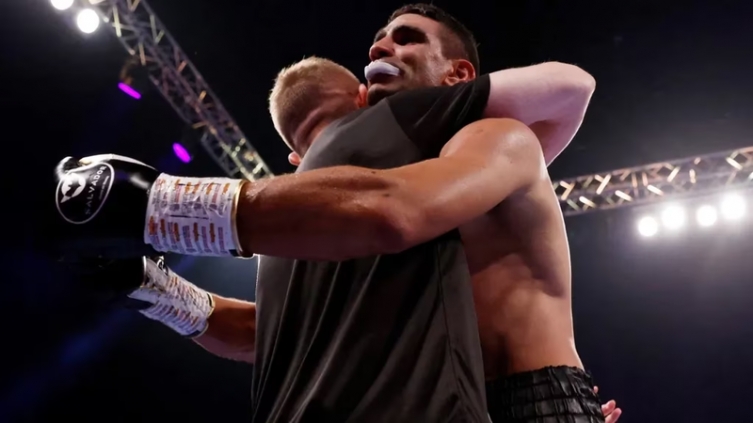 Un boxeador argentino silenció Wembley con un brutal KO: dio el batacazo ante un invicto y se llevó el título - TN