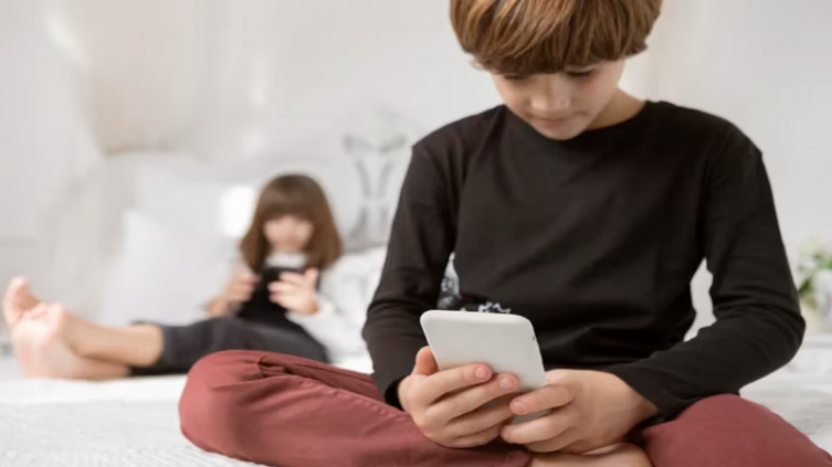 Aplicaciones que usan los niños para ocultar lo que hacen en el celular - (Freepik)