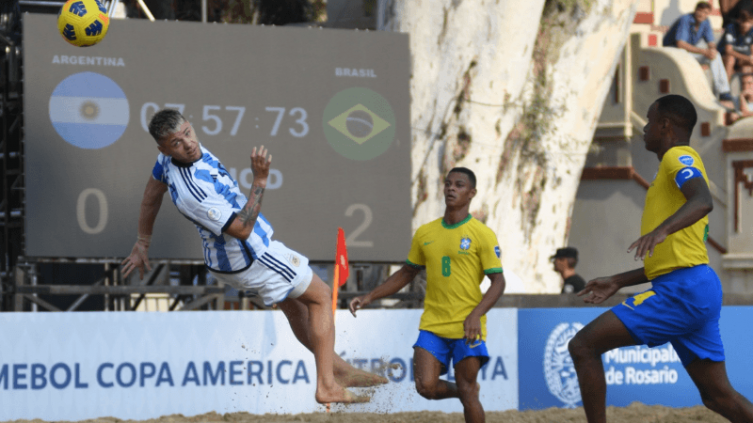 Copa América de Fútbol Playa: Argentina fue goleada por Brasil, pero está en semifinales - (@Argentina)