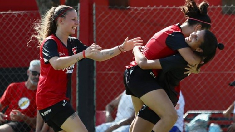 Fútbol femenino: Newell ´s debutó en la Primera B y goleó a Argentinos Juniors en Rosario - Rosario3