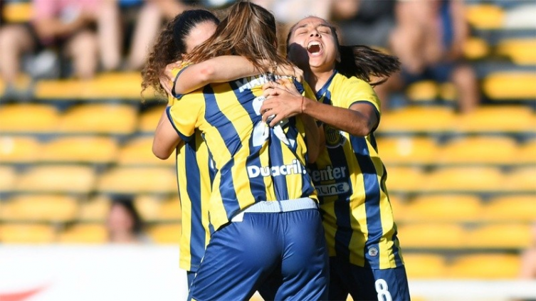 Fútbol femenino: Rosario Central le ganó 3-0 a River en su vuelta al Gigante de Arroyito (@carcfutbolfem)