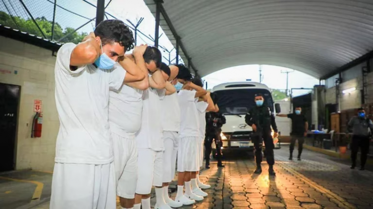 Corrupción en las cárceles de Nayib Bukele: denuncian que cobran 1.500 dólares a los familiares para poder visitar a los presos - (Secretaría de Prensa de la Presidencia de El Salvador)