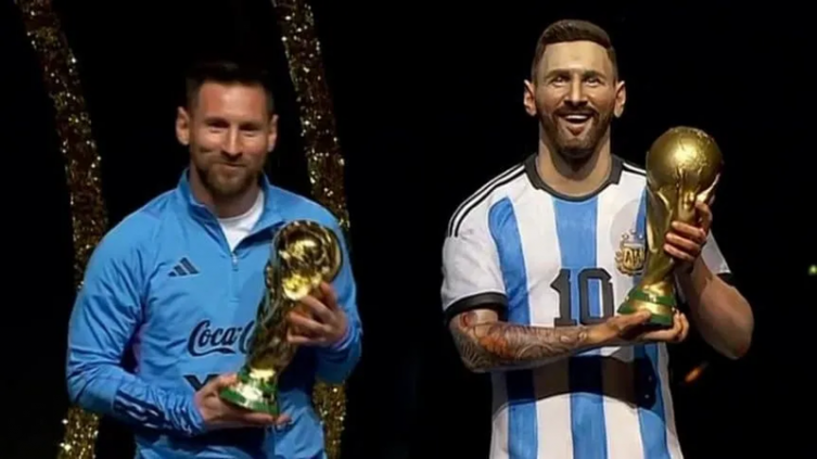 Lionel Messi descubrió su estatua en el homenaje de la Conmebol: 