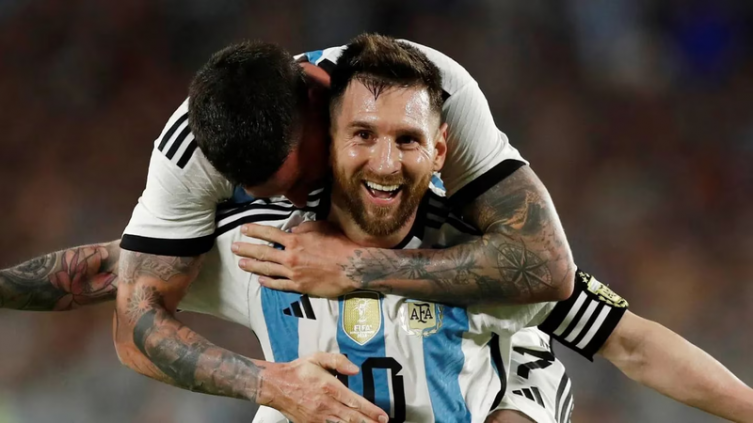 Lionel Messi, a punto de cumplir otra marca histórica, buscará su gol número 100 y será titular ante Curazao. (REUTERS/Agustin Marcarian)