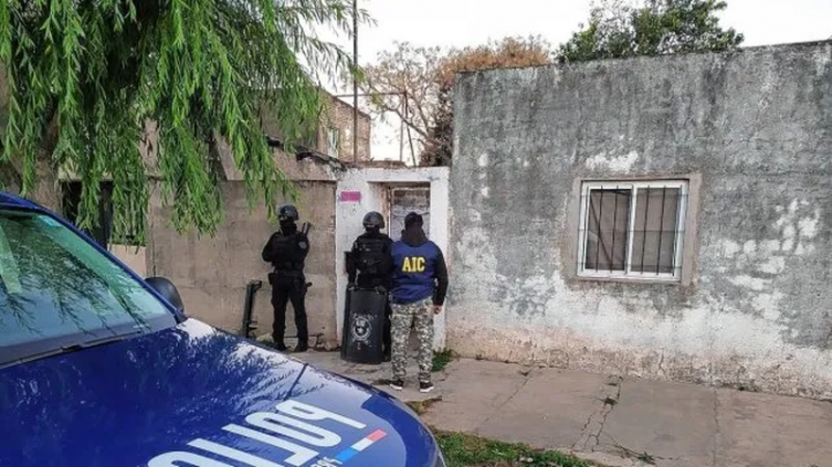 Robaron las dos armas reglamentarias de una pareja de policías en su casa del barrio Chalet - UNO Santa Fe