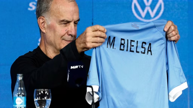 Marcelo Bielsa fue presentado como entrenador de Uruguay: “No tuvieron que convencerme, casi diría que todo lo contrario” - Infobae