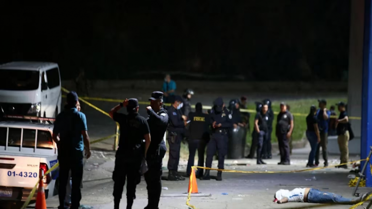 Tragedia en El Salvador: ascendió a 12 el número de muertos por una estampida en un estadio de fútbol - Infobae